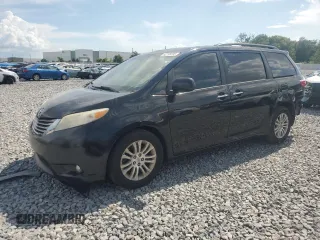 2015 Toyota Sienna XLE z VIN 5TDYK3DC2FS532715, wystawiony jako Copart lot #62298295 z przebiegiem 151 583 mil mil oraz Szkoda całkowita • Salvage title. Historia ofert i sprzedaży dostępna na DreamBid. Obrazek 1.