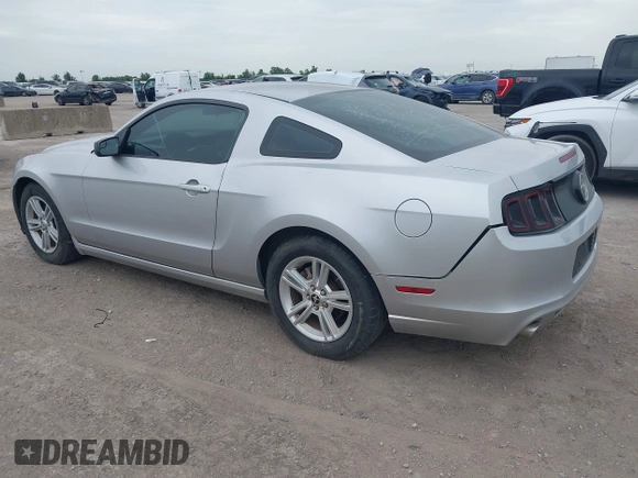 2014 Ford Mustang V6 z VIN 1ZVBP8AM3E5228599, wystawiony jako IAAI lot #42656325 z przebiegiem 185 188 mil mil oraz . Historia ofert i sprzedaży dostępna na DreamBid. Obrazek 3.