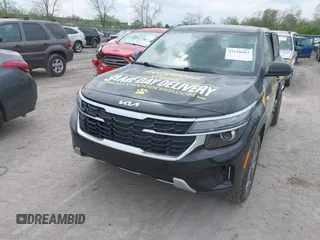 2024 Kia Seltos LX z VIN KNDEPCAA6R7538104, wystawiony jako IAAI lot #42150483 z przebiegiem 28 707 mil mil oraz . Historia ofert i sprzedaży dostępna na DreamBid. Obrazek 2.
