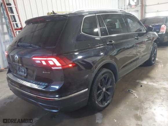 2022 Volkswagen Tiguan SE with VIN 3VV2B7AX1NM112240, listed as a IAAI auction lot 41363279 with 208,771 mi miles. Bid and sale history available at carsss.com. Image 4.