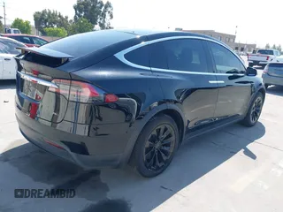 2017 Tesla Model X 90D z VIN 5YJXCBE23HF027198, wystawiony jako IAAI lot #42439451 z przebiegiem 111 122 mil mil oraz . Historia ofert i sprzedaży dostępna na DreamBid. Obrazek 4.