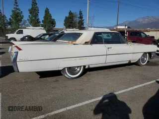 1964 Cadillac DeVille z VIN 64J117131, wystawiony jako Copart lot #79055844 z przebiegiem 75 803 mil mil oraz Czysty tytuł • Clean title. Historia ofert i sprzedaży dostępna na DreamBid. Obrazek 3.