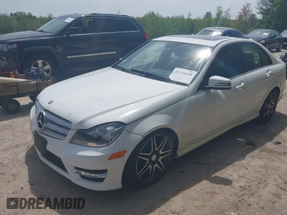 2013 Mercedes-Benz C 300 Sport z VIN WDDGF8AB7DR273519, wystawiony jako IAAI lot #42236450 z przebiegiem 92 851 mil mil oraz . Historia ofert i sprzedaży dostępna na DreamBid. Obrazek 2.