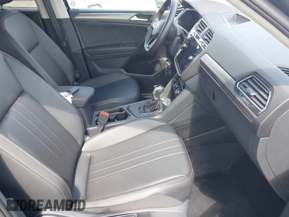 2024 Volkswagen Tiguan Wolfsburg Edition с VIN 3VV6B7AX7RM213144, выставлен на аукционе IAAI как лот 42523305 с пробегом 3 940 миль миль и . История ставок и продаж доступна на DreamBid. Изображение 5.