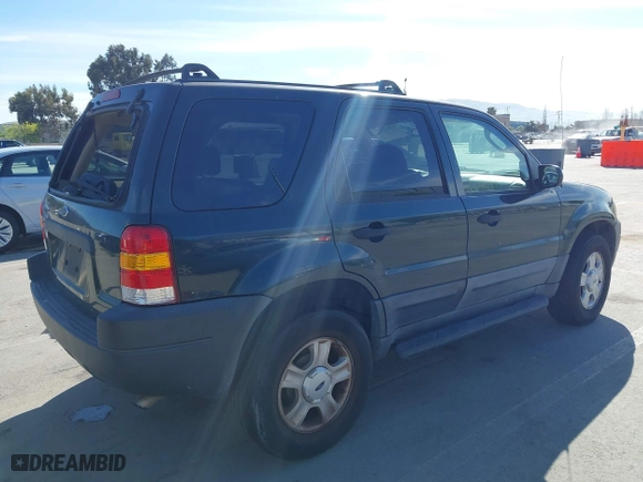 2004 Ford Escape XLT with VIN 1FMCU03184DA00828, listed as a IAAI auction lot 42021621 with 164,667 mi miles. Bid and sale history available at carsss.com. Image 4.