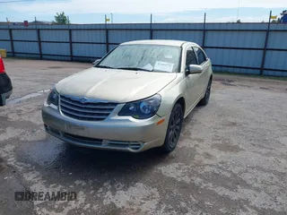 2010 Chrysler Sebring Limited z VIN 1C3CC5FBXAN158851, wystawiony jako IAAI lot #42169725 z przebiegiem 200 721 mil mil oraz . Historia ofert i sprzedaży dostępna na DreamBid. Obrazek 2.