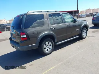 2007 Ford Explorer XLT z VIN 1FMEU63E77UA83607, wystawiony jako IAAI lot #42665029 z przebiegiem 127 542 mil mil oraz . Historia ofert i sprzedaży dostępna na DreamBid. Obrazek 4.