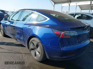 2018 Tesla Model 3 Long Range Battery z VIN 5YJ3E1EA8JF014706, wystawiony jako IAAI lot #41453650 z przebiegiem 68 037 mil mil oraz . Historia ofert i sprzedaży dostępna na DreamBid. Obrazek 3.
