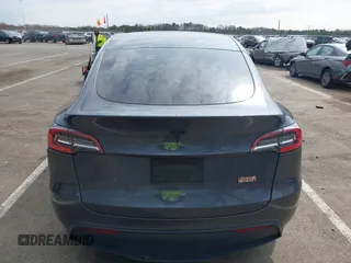2021 Tesla Model Y Standard Range z VIN 5YJYGDED2MF118205, wystawiony jako IAAI lot #41785040 z przebiegiem 63 628 mil mil oraz . Historia ofert i sprzedaży dostępna na DreamBid. Obrazek 16.