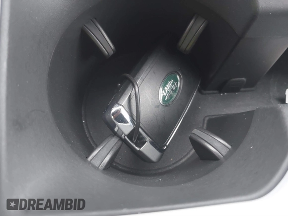 2025 Land Rover Defender S z VIN SALEJ7EX3S2384311, wystawiony jako IAAI lot #41528556 z przebiegiem 6297 mil mil oraz . Historia ofert i sprzedaży dostępna na DreamBid. Obrazek 11.