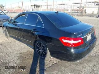 2013 Mercedes-Benz E 550 Sport z VIN WDDHF9BBXDA716236, wystawiony jako IAAI lot #41411124 z przebiegiem 159 401 mil mil oraz . Historia ofert i sprzedaży dostępna na DreamBid. Obrazek 3.