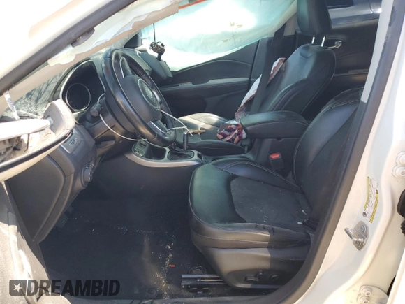 2020 Jeep Compass Latitude z VIN 3C4NJCBB6LT141472, wystawiony jako Copart lot #55794985 z przebiegiem Nie podano mil oraz Szkoda całkowita • Salvage title. Historia ofert i sprzedaży dostępna na DreamBid. Obrazek 7.