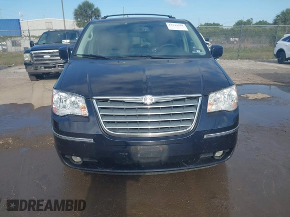 2010 Chrysler Town & Country Touring z VIN 2A4RR5D11AR281580, wystawiony jako IAAI lot #42149338 z przebiegiem 184 285 mil mil oraz . Historia ofert i sprzedaży dostępna na DreamBid. Obrazek 6.