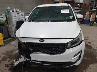 2019 Kia Sedona LX with VIN KNDMB5C11K6500813, listed as a IAAI auction lot 41570570 with 104,480 mi miles. Bid and sale history available at carsss.com. Image 12.