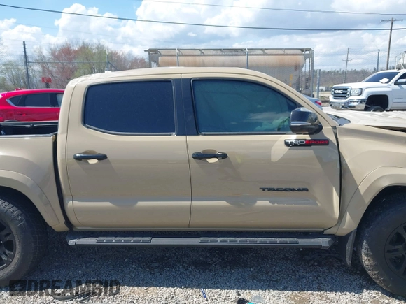2020 Toyota Tacoma SR5 z VIN 3TMCZ5AN1LM300447, wystawiony jako IAAI lot #41961434 z przebiegiem 42 090 mil mil oraz . Historia ofert i sprzedaży dostępna na DreamBid. Obrazek 13.