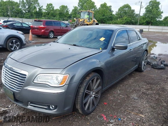 2012 Chrysler 300 z VIN 2C3CCAAG9CH261556, wystawiony jako IAAI lot #42533597 z przebiegiem 189 530 mil mil oraz . Historia ofert i sprzedaży dostępna na DreamBid. Obrazek 2.