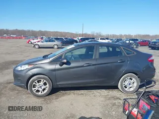 2015 Ford Fiesta SE z VIN 3FADP4BJ5FM219915, wystawiony jako IAAI lot #41725718 z przebiegiem 153 136 mil mil oraz . Historia ofert i sprzedaży dostępna na DreamBid. Obrazek 14.