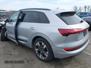2022 Audi e-tron Premium z VIN WA1AAAGE3NB033122, wystawiony jako IAAI lot #42081343 z przebiegiem 36 171 mil mil oraz . Historia ofert i sprzedaży dostępna na DreamBid. Obrazek 3.