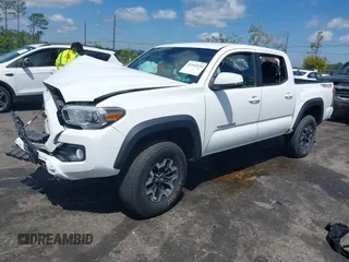 2020 Toyota Tacoma SR5 z VIN 5TFCZ5AN5LX231157, wystawiony jako IAAI lot #42045534 z przebiegiem 84 099 mil mil oraz . Historia ofert i sprzedaży dostępna na DreamBid. Obrazek 2.
