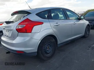 2014 Ford Focus SE z VIN 1FADP3K27EL113632, wystawiony jako IAAI lot #42271518 z przebiegiem 111 687 mil mil oraz . Historia ofert i sprzedaży dostępna na DreamBid. Obrazek 12.