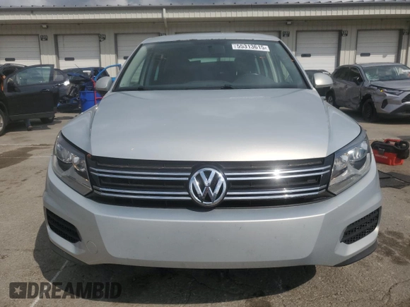 2013 Volkswagen Tiguan S z VIN WVGAV3AX2DW616476, wystawiony jako Copart lot #55313615 z przebiegiem 129 105 mil mil oraz Szkody całkowita. Historia ofert i sprzedaży dostępna na DreamBid. Obrazek 5.