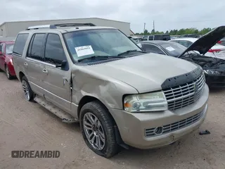 2008 Lincoln Navigator z VIN 5LMFU28518LJ12335, wystawiony jako IAAI lot #41963053 z przebiegiem 255 883 mil mil oraz . Historia ofert i sprzedaży dostępna na DreamBid. Obrazek 1.