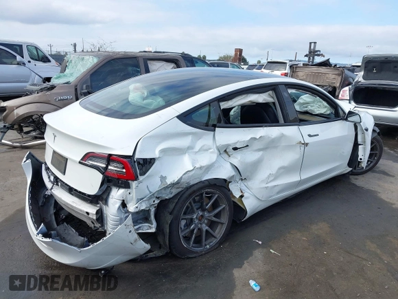 2021 Tesla Model 3 Standard Range Plus z VIN 5YJ3E1EA5MF941392, wystawiony jako IAAI lot #41888597 z przebiegiem 111 617 mil mil oraz . Historia ofert i sprzedaży dostępna na DreamBid. Obrazek 4.