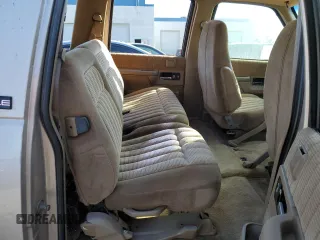 1993 GMC Suburban z VIN 1GKGK26NXPJ711771, wystawiony jako Copart lot #85515174 z przebiegiem 63 064 mil mil oraz Szkoda całkowita • Salvage title. Historia ofert i sprzedaży dostępna na DreamBid. Obrazek 11.
