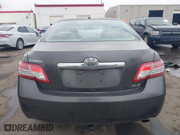 2011 Toyota Camry LE z VIN 4T4BF3EK7BR165320, wystawiony jako IAAI lot #41299126 z przebiegiem 271 182 mil mil oraz . Historia ofert i sprzedaży dostępna na DreamBid. Obrazek 16.