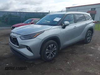 2024 Toyota Highlander LE z VIN 5TDKDRAH9RS050136, wystawiony jako IAAI lot #42427558 z przebiegiem 38 481 mil mil oraz . Historia ofert i sprzedaży dostępna na DreamBid. Obrazek 2.