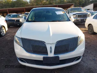 2014 Lincoln MKT EcoBoost z VIN 2LMHJ5AT4EBL52249, wystawiony jako IAAI lot #41347712 z przebiegiem 110 370 mil mil oraz . Historia ofert i sprzedaży dostępna na DreamBid. Obrazek 12.