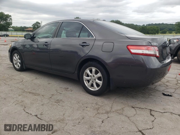 2011 Toyota Camry LE z VIN 4T4BF3EK3BR110153, wystawiony jako Copart lot #61950455 z przebiegiem 414 223 mil mil oraz Czysty tytuł • Clean title. Historia ofert i sprzedaży dostępna na DreamBid. Obrazek 2.