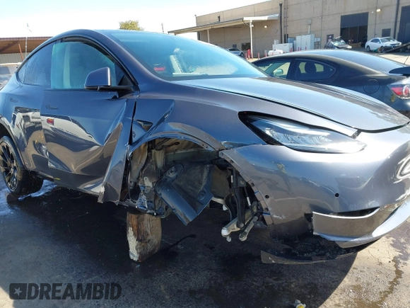 2020 Tesla Model Y Long Range with VIN 5YJYGDEF8LF000658, listed as a IAAI auction lot 41669246 with 44,281 mi miles and . Bid and sale history available at DreamBid. Image 6.