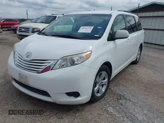 2016 Toyota Sienna LE AAS with VIN 5TDKK3DCXGS709132, listed as a IAAI auction lot 41993473 with 270,811 mi miles. Bid and sale history available at carsss.com. Image 2.