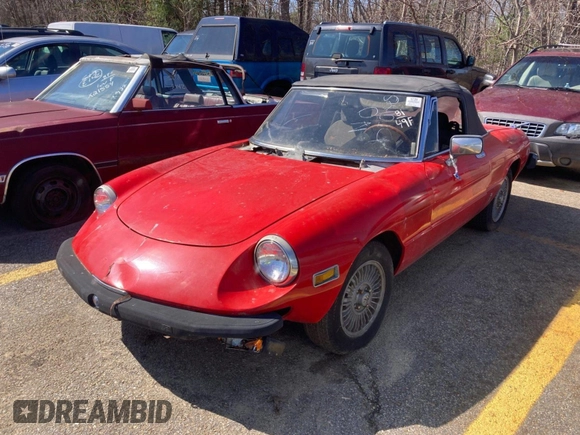 1981 Alfa Romeo Spider Veloce z VIN ZARBA5410B1012836, wystawiony jako IAAI lot #42364544 z przebiegiem Nie podano mil oraz . Historia ofert i sprzedaży dostępna na DreamBid. Obrazek 2.