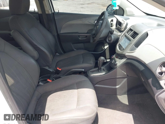 2016 Chevrolet Sonic LT z VIN 1G1JC5SH6G4138083, wystawiony jako IAAI lot #42224466 z przebiegiem 170 619 mil mil oraz . Historia ofert i sprzedaży dostępna na DreamBid. Obrazek 5.