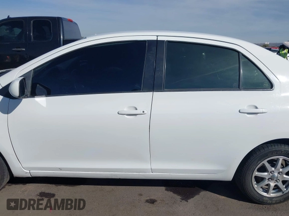 2009 Toyota Yaris z VIN JTDBT903X94060680, wystawiony jako IAAI lot #41590498 z przebiegiem 139 196 mil mil oraz . Historia ofert i sprzedaży dostępna na DreamBid. Obrazek 14.