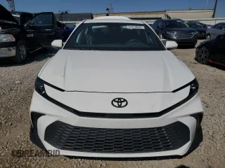 2025 Toyota Camry LE z VIN 4T1DAACK1SU046428, wystawiony jako Copart lot #53729635 z przebiegiem Nie podano mil oraz Szkoda całkowita • Salvage title. Historia ofert i sprzedaży dostępna na DreamBid. Obrazek 5.
