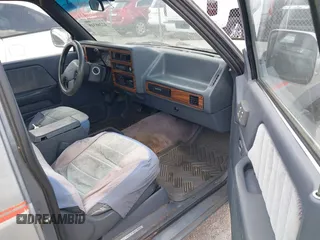 1993 Dodge Dakota z VIN 1B7GL23Y8PS117729, wystawiony jako IAAI lot #42268349 z przebiegiem 133 779 mil mil oraz . Historia ofert i sprzedaży dostępna na DreamBid. Obrazek 5.