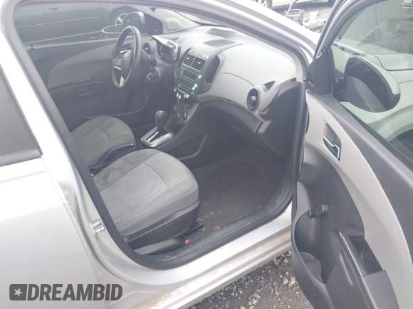 2013 Chevrolet Sonic LS z VIN 1G1JA5SH7D4197354, wystawiony jako IAAI lot #41764102 z przebiegiem 154 401 mil mil oraz . Historia ofert i sprzedaży dostępna na DreamBid. Obrazek 5.