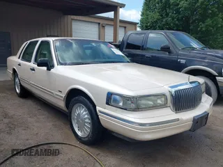 1997 Lincoln Town Car Cartier z VIN 1LNLM83W9VY687984, wystawiony jako IAAI lot #42234200 z przebiegiem 240 443 mil mil oraz . Historia ofert i sprzedaży dostępna na DreamBid. Obrazek 1.