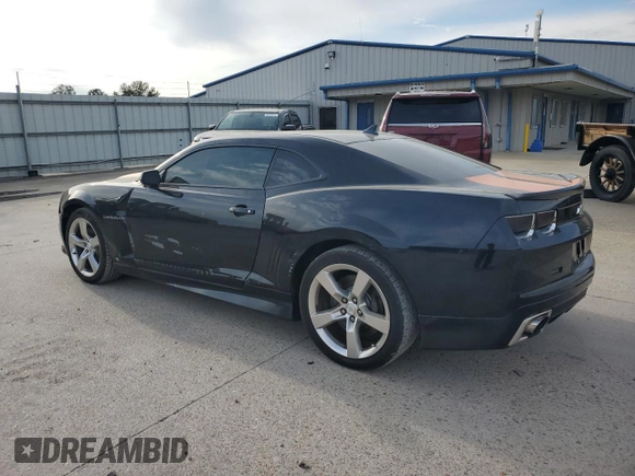 2010 Chevrolet Camaro 2SS z VIN 2G1FK1EJXA9129102, wystawiony jako Copart lot #50597105 z przebiegiem 121 724 mil mil oraz Tytuł czysty. Historia ofert i sprzedaży dostępna na DreamBid. Obrazek 2.