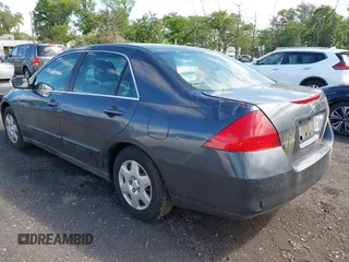 2007 Honda Accord LX z VIN 1HGCM56407A227932, wystawiony jako IAAI lot #42330466 z przebiegiem 252 229 mil mil oraz . Historia ofert i sprzedaży dostępna na DreamBid. Obrazek 3.