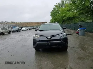 2017 Toyota RAV4 LE z VIN JTMZFREV5HJ130828, wystawiony jako Copart lot #58400825 z przebiegiem 99 116 mil mil oraz Szkoda całkowita • Salvage title. Historia ofert i sprzedaży dostępna na DreamBid. Obrazek 14.