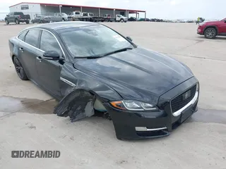 2019 Jaguar XJ z VIN SAJWA1CEXKMW22140, wystawiony jako IAAI lot #42113507 z przebiegiem 24 207 mil mil oraz . Historia ofert i sprzedaży dostępna na DreamBid. Obrazek 1.