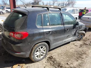 2011 Volkswagen Tiguan S z VIN WVGAV7AX9BW503628, wystawiony jako IAAI lot #41865959 z przebiegiem 121 863 mil mil oraz . Historia ofert i sprzedaży dostępna na DreamBid. Obrazek 4.