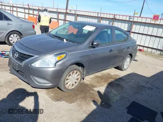 2016 Nissan Versa SV z VIN 3N1CN7APXGL904067, wystawiony jako IAAI lot #40968514 z przebiegiem 107 909 mil mil oraz . Historia ofert i sprzedaży dostępna na DreamBid. Obrazek 17.