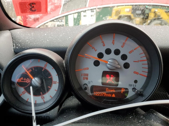 2014 MINI Convertible S z VIN WMWZP3C5XET706388, wystawiony jako Copart lot #51065435 z przebiegiem 122 379 mil mil oraz Szkoda całkowita • Salvage title. Historia ofert i sprzedaży dostępna na DreamBid. Obrazek 9.