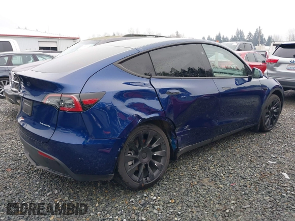 2024 Tesla Model Y Long Range with VIN 7SAYGDEE9RF066607, listed as a IAAI auction lot 40895482 with 9,988 mi miles. Bid and sale history available at carsss.com. Image 4.