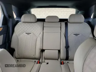 2022 Bentley Bentayga V8 z VIN SJAAM2ZV9NC016403, wystawiony jako Copart lot #51584975 z przebiegiem 4 462 mil mil oraz Szkoda całkowita • Salvage title. Historia ofert i sprzedaży dostępna na DreamBid. Obrazek 10.